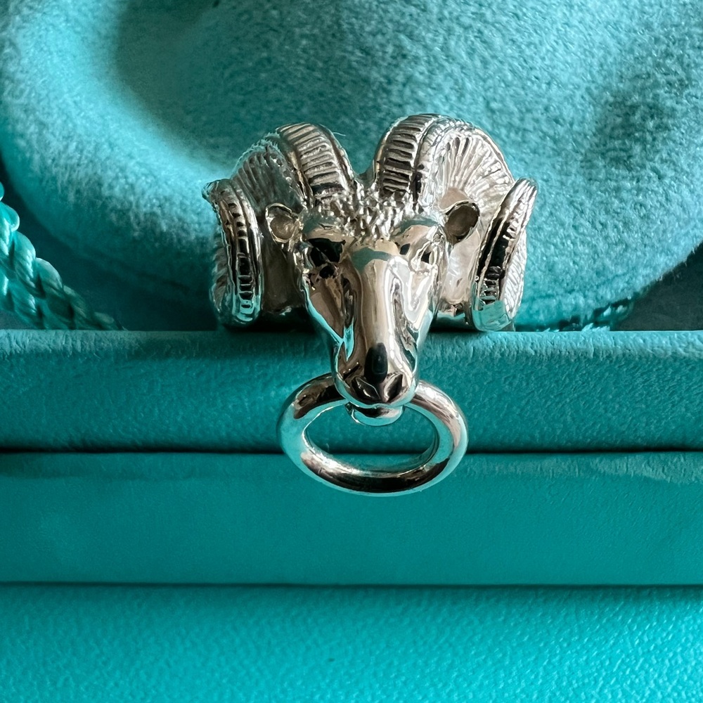 🌸🌸 Authentic Tiffany & Co. RARE Ram Head Knocker Ring - Picture 2 of 16